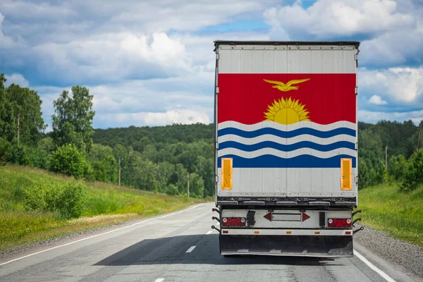 Camión Con Bandera Nacional Kiribati Representada Puerta Trasera Lleva Mercancías — Foto de Stock