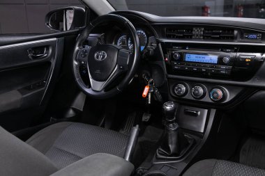 Novosibirsk / Rusya 22 Nisan 2020: Toyota Corolla, Dark car Interior - direksiyon, vites kolu ve gösterge paneli, iklim kontrolü, hız göstergesi, ekran. Yeni moda bir arabanın salonu.