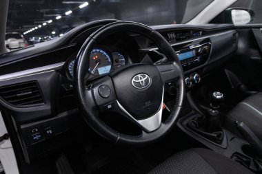 Novosibirsk / Rusya 22 Nisan 2020: Toyota Corolla, Dark car Interior - direksiyon, vites kolu ve gösterge paneli, iklim kontrolü, hız göstergesi, ekran. Yeni moda bir arabanın salonu.