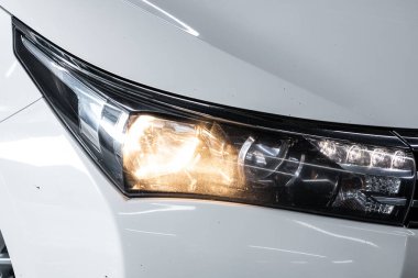 Novosibirsk / Rusya 22 Nisan 2020: Toyota Corolla, dış görev. Modern araba ksenon lambasına yakın.