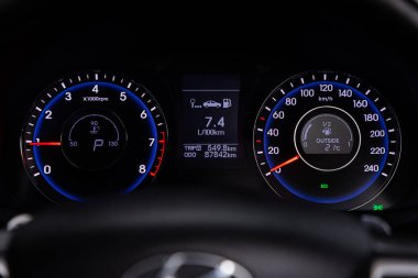 Novosibirsk / Rusya 10 Haziran 2020: Hyundai i40, mavi arka ışıklandırmalı araç paneli: Kilometre, hız göstergesi, takometre, yakıt seviyesi, su sıcaklığı ve daha fazlası