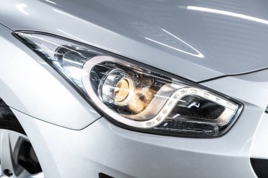 Novosibirsk / Rusya 10 Haziran 2020: Hyundai i40, dış görev. Modern araba ksenon lambasına yakın.