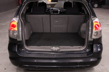 Novosibirsk / Rusya 10 Haziran 2020: Toyota Matrix, bagaja yakın çekim, far, tampon, ön görüş. Modern bir arabanın dışı. 