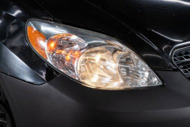 Novosibirsk / Rusya 10 Haziran 2020: Toyota Matrix, dış görev ayrıntıları. Modern araba ksenon lambasına yakın.