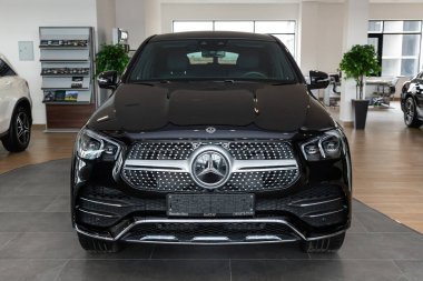 Novosibirsk / Rusya 28 Nisan 2020: siyah Mercedes Benz GLE sınıfı, orta sınıf lüks SUV. Pahalı modern geçitin arka planında park yeri var. 