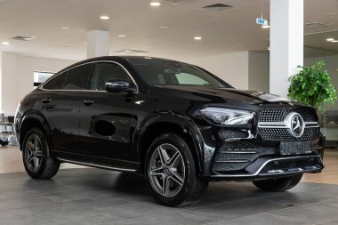 Novosibirsk / Rusya 28 Nisan 2020: siyah Mercedes Benz GLE sınıfı, orta sınıf lüks SUV. Pahalı modern geçitin arka planında park yeri var. 