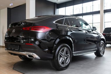 Novosibirsk / Rusya 28 Nisan 2020: siyah Mercedes Benz GLE sınıfı, orta sınıf lüks SUV. Pahalı modern geçitin arka planında park yeri var. 
