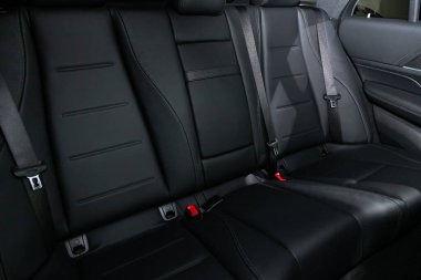 Novosibirsk / Rusya 28 Nisan 2020: Mercedes Benz GLE sınıfı, siyah tekstil ve deri giyen yolcular için arka koltuk. Rahat vagon içeride. 