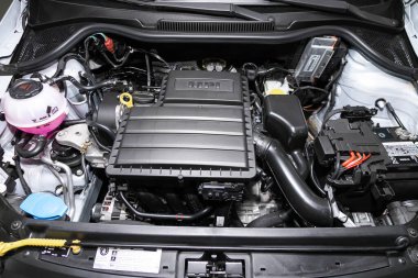Novosibirsk / Rusya 15 Mart 2020: Volkswagen Polo, temiz bir motor bloğunu kapatın. İçten yanmalı motor, araba parçaları, ayrıştırma