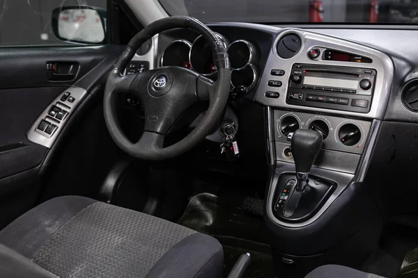 Novosibirsk Rússia Junho 2020 Toyota Matrix Carro Escuro Interior Volante — Fotografia de Stock