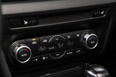 Novosibirsk / Rusya 3 Haziran 2020: Mazda 3, modern siyah araba iç mimarisi: klima düğmeli klima görüntüsü, bir arabanın içindeki sıcaklık hakkında bilgi içeren gösterge paneli