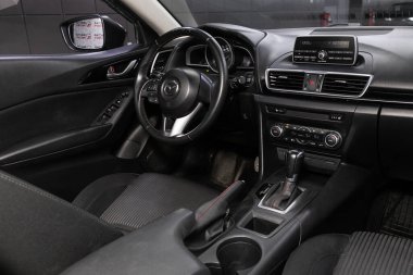 Novosibirsk / Rusya 3 Haziran 2020: Mazda 3, lüks otomobil İçişleri - direksiyon, vites kolu, multimedya sistemi, sürücü koltukları ve gösterge paneli