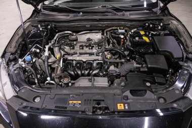 Novosibirsk / Rusya Haziran 03: 2020: Mazda 3, araba motoru yakın çekim. İçten yanmalı motor, araba parçaları, ayrıştırma