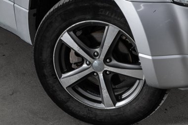 Novosibirsk / Rusya 3 Haziran 2020: Suzuki Escudo, alaşımlı tekerlek ve yakın çekimde yeni lastik. Tekerlek ayarlama diski