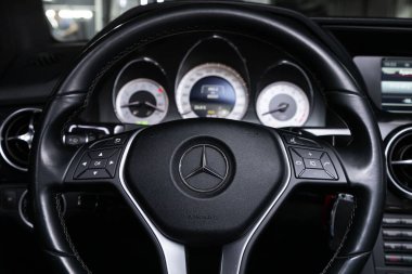Novosibirsk / Rusya 28 Nisan 2020: Mercedes Benz GLK-class, Prestige araba içi gösterge paneli, direksiyon simidi, hız göstergesi ve takometresi ile. Siyah deri iç döşeme 