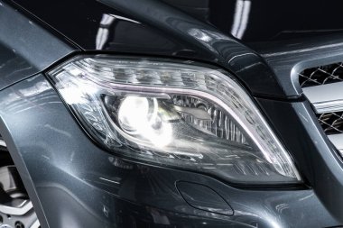 Novosibirsk / Rusya 28 Nisan 2020: Mercedes Benz GLK sınıfı, gri araba farları. Dış görev ayrıntıları. Modern LED farlardan birinin detaylarını kapat. 