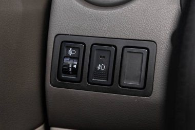 Novosibirsk / Rusya 28 Nisan 2020: Suzuki Grand Vitara, far ayarlama düğmelerine yakın çekim. modern araba iç mimarisi 