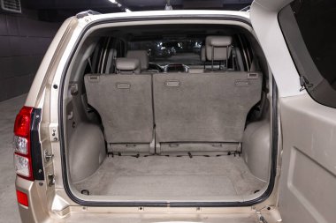 Novosibirsk / Rusya 28 Nisan 2020: Suzuki Grand Vitara, bagaja yakın çekim, far, tampon, ön görüş. Modern bir arabanın dışı. 