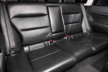 Novosibirsk / Rusya 23 Mart 2020: Subaru Outback, konfor arabası içeride. Arabanın içi temiz: siyah arka koltuklar, başlıklar ve kemer. 