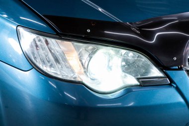 Novosibirsk / Rusya 23 Mart 2020: Subaru Outback, Mavi araba farları. Dış görev ayrıntıları. Modern LED farlardan birinin detaylarını kapat. 