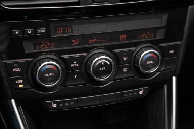 Novosibirsk / Rusya Nisan 02 2020: Mazda CX-5, arabanın içinde klima düğmesi olan araç panelini kapatın 