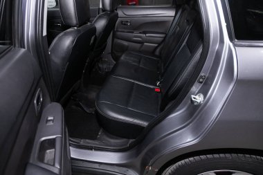 Novosibirsk / Rusya 3 Haziran 2020: Mitsubishi ASX, konfor arabası içeride. Arabanın içi temiz: siyah arka koltuklar, başlıklar ve kemer. 