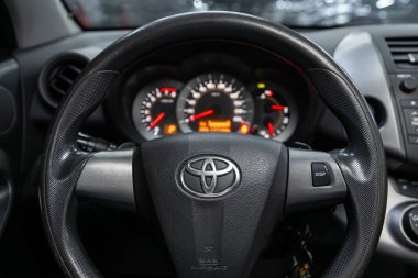 Novosibirsk / Rusya 15 Haziran 2020: Toyota RAV-4, lüks otomobil İçişleri - direksiyon, vites kolu, multimedya sistemi, sürücü koltukları ve gösterge paneli