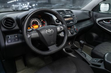 Novosibirsk / Rusya 15 Haziran 2020: Toyota RAV-4, lüks otomobil İçişleri - direksiyon, vites kolu, multimedya sistemi, sürücü koltukları ve gösterge paneli
