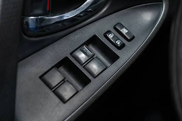 2020年6月15日 丰田Rav 关闭侧门按钮 窗调整按钮 现代汽车内部 — 图库照片