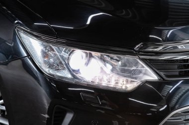 Novosibirsk / Rusya 15 Haziran 2020: Toyota Camry, yeni arabanın ayrıntılı ışığı. Dış detay  
