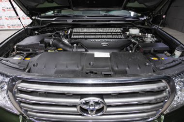 Novosibirsk / Rusya 15 Haziran 2020: Toyota Land Cruiser 200, araba motoru ön görüş detaylarını kapatın. İçten yanmalı motor, araba parçaları, ayrıştırma