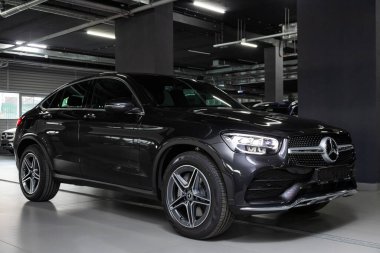 Novosibirsk / Rusya 28 Nisan 2020: Mercedes-Benz GLC sınıfı, orta sınıf lüks SUV, ön manzara. Otomatik otoparkta yeni pahalı modern geçiş. 