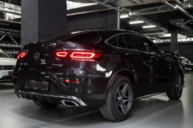 Novosibirsk / Rusya 28 Nisan 2020: Mercedes-Benz GLC sınıfı, orta sınıf lüks SUV, arka görüş. Otomatik otoparkta yeni pahalı modern geçiş. 