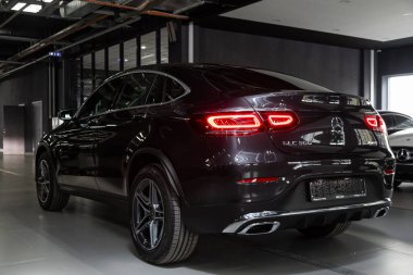 Novosibirsk / Rusya 28 Nisan 2020: Mercedes-Benz GLC sınıfı, orta sınıf lüks SUV, arka görüş. Otomatik otoparkta yeni pahalı modern geçiş.  