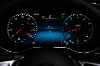 Novosibirsk / Rusya 28 Nisan 2020: Mercedes-Benz GLC-sınıfı, beyaz arka fonda gösterge paneli: Kilometre, hız göstergesi, takometre, yakıt seviyesi, su sıcaklığı ve daha fazlası