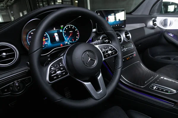 2020年4月28日 梅赛德斯 奔驰Glc Class 豪华轿车内部 方向盘 换档杠杆 多媒体系统 驾驶座和仪表盘 — 图库照片