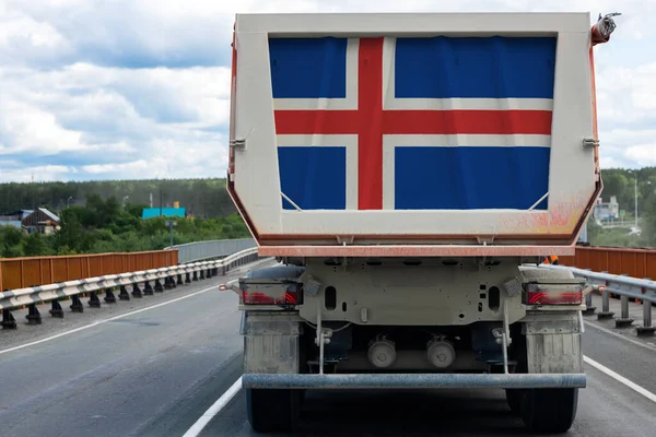 Велика Брудна Вантажівка Національним Прапором Ісландії Рухається Шосе Тлі Сільських — стокове фото