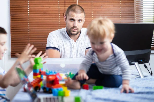 Fiatal Apa Üzletember Szülő Megszakítja Gyerekek Fiai Miközben Dolgozik Otthonban — Stock Fotó