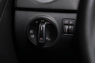 Novosibirsk / Rusya Nisan 02 2020: Volkswagen Tiguan, araba panelindeki far düğmelerine yakın plan, marka yok 