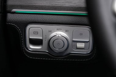 Novosibirsk / Rusya 11 Nisan 2020: Mercedes Benz GLE300D, araba panelinde siyah ışık düğmeleri, marka yok 