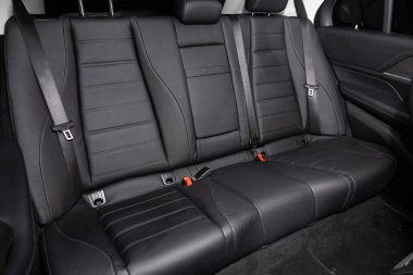 Novosibirsk / Rusya 11 Nisan 2020: Mercedes Benz GLE300D, Comfort Car in inside. Arabanın içi temiz: siyah arka koltuklar, başlıklar ve kemer. 