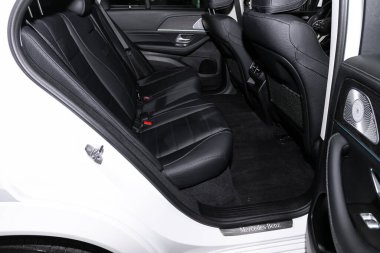 Novosibirsk / Rusya 11 Nisan 2020: Mercedes Benz GLE300D, Comfort Car in inside. Arabanın içi temiz: siyah arka koltuklar, başlıklar ve kemer. 