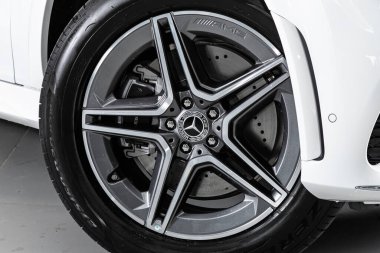 Novosibirsk / Rusya 11 Nisan 2020: Mercedes Benz GLE300D, tampon, alaşım tekerleği yakın çekim, kırık arabalı temizleme 