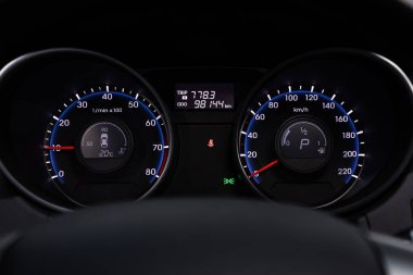 Novosibirsk / Rusya 11 Nisan 2020: Hyundai ix35, Gösterge paneli görünür hız göstergesi ve yakıt seviyesi ile yakın çekim. Kilometre, taktik ölçer. Dizel motor. Araba temizleme