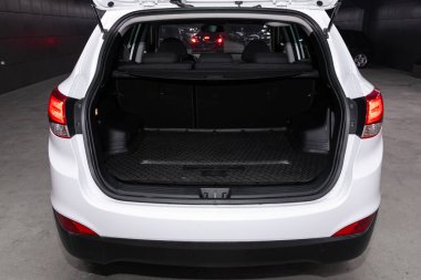 Novosibirsk / Rusya 11 Nisan 2020: Hyundai ix35, park alanında boş siyah bir sandık 