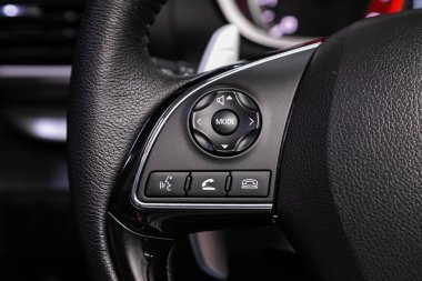Novosibirsk / Rusya 10 Haziran 2020: Mitsubishi Eclipse, kontrol düğmeli araba direksiyonu, müzik sesi kontrolü ve şarkı değiştirme 