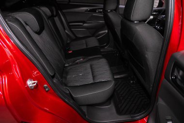 Novosibirsk / Rusya 10 Haziran 2020: Mitsubishi Eclipse, Comfort vagonu içeride. Arabanın içi temiz: siyah arka koltuklar, başlıklar ve kemer. 