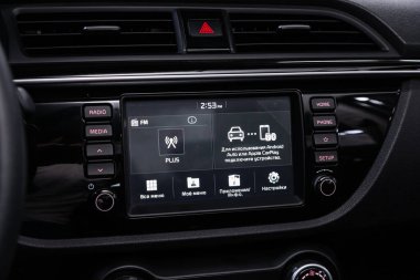 Novosibirsk / Rusya 28 Nisan 2020: Kia Rio, Araba Ses Sistemi ön panel 