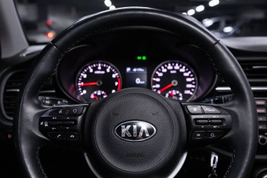 Novosibirsk / Rusya 28 Nisan 2020: Kia Rio, Siyah Lüks Araba İçişleri - gösterge paneli, oyuncu, logo ve düğmeli direksiyon, hız göstergesi ve taktik ölçer 