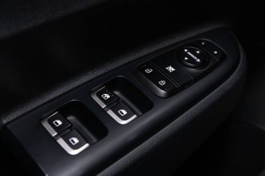Novosibirsk / Rusya 28 Nisan 2020: Kia Rio, yeni modern bir arabanın kapı kontrol panelini kapatın. Pencere kontrol paneli, kapı kilidi düğmesi ve ayna kontrollü kol dinlenmesi. 